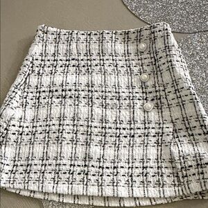 Never worn Women’s medium Chic Tweed Skirt in Black and White pearl buttons